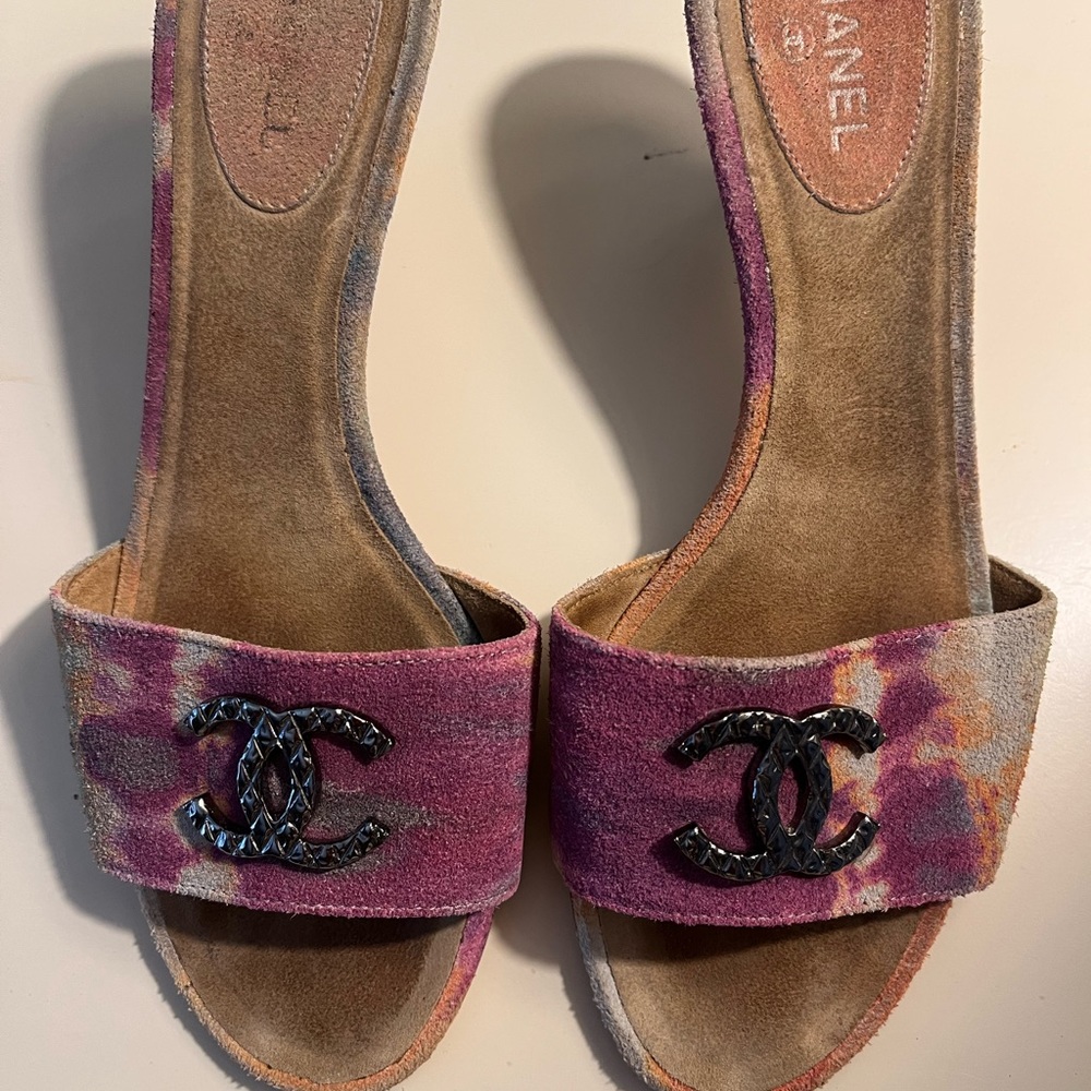 Chanel suede slide on sandals. Beautiful tie dye ombré kitten heel slides